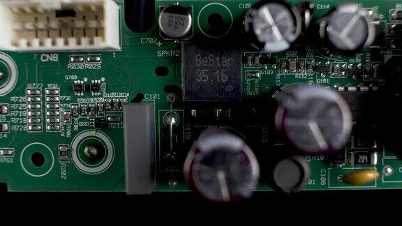 绿色PCB与晶体管和芯片的近距离视图多莉左