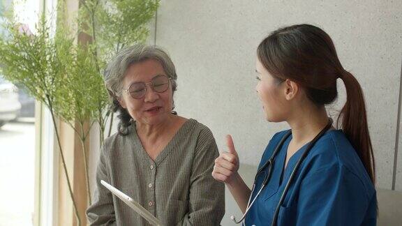 护士为老年妇女提供医疗服务
