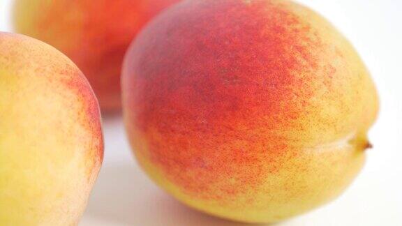 桃子多汁的水果
