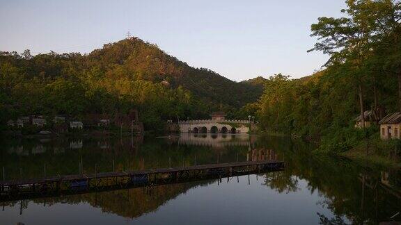 日落时分珠海市著名的公园湖泊全景4k中国