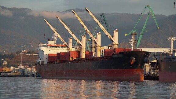 工业港口的货物货船物流进出口贸易国际运输概念