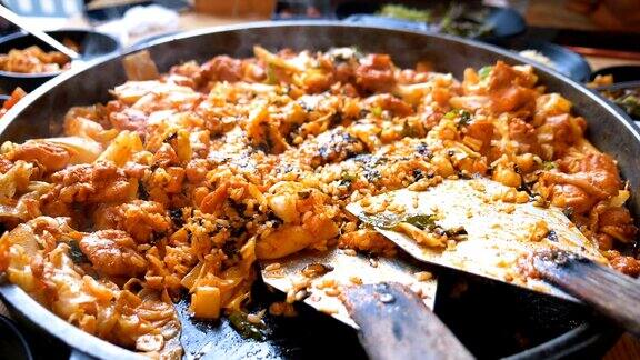 韩式泡菜煮泡菜用平底锅煎概念:食物、旅游