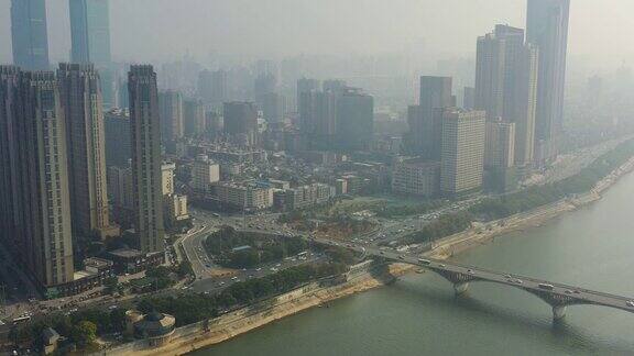 飞越长沙市市中心著名的滨江交通湾大桥晴空全景4k中国