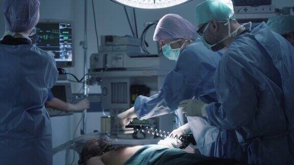 医疗队在现代手术室进行除颤