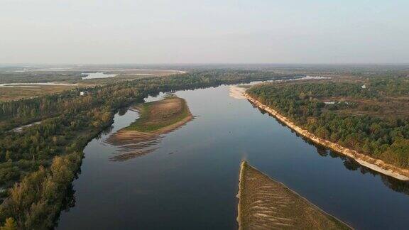 无人机拍摄的乌克兰切尔诺贝利禁区美丽的普里皮亚季河