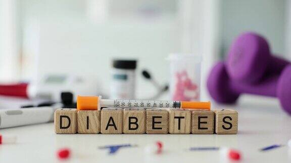 世界糖尿病立方体与注射器和药片放在桌子上