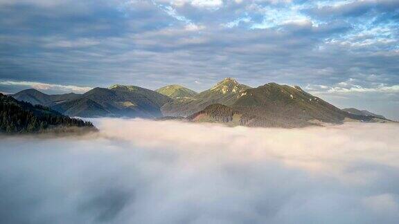 鸟瞰图在早晨的山脉云