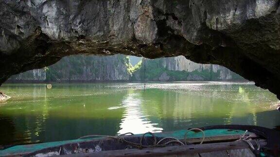 船进入洞泻湖在下龙湾吉巴岛越南