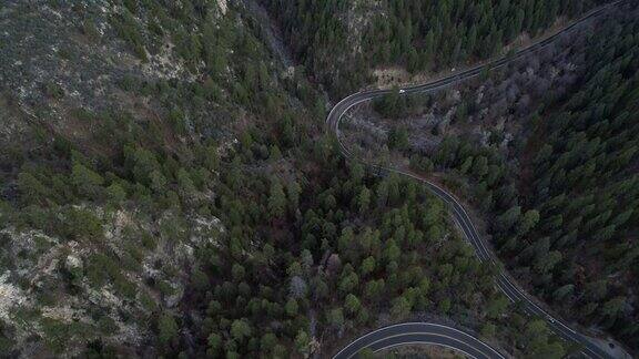 风景优美的89A公路之间塞多纳和弗拉格斯塔夫亚利桑那州在黄昏无人机向下看视频与倾斜的摄像机运动