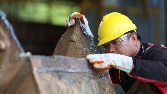 工业技术员切割大块钢材后检查工作