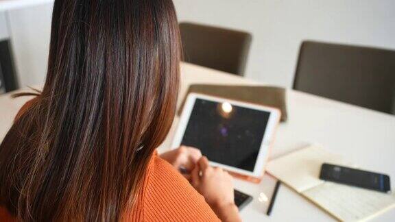 4K亚洲女性使用数字平板电脑在家里工作或网上购物