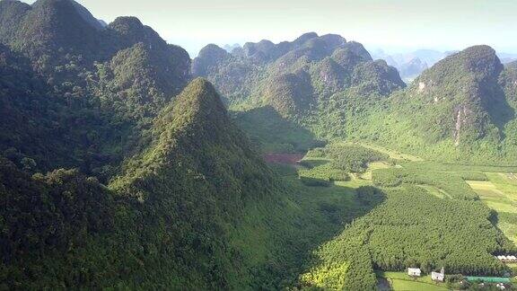 山谷鸟瞰覆盖着热带丛林的山脉