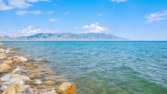 中国新疆萨利木湖的自然景观