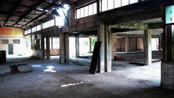 废弃的旧工厂废墟破碎的窗户和被拆毁的内部
