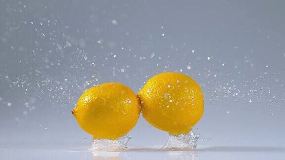 黄色柠檬柑橘柠檬水果落在水上慢镜头4K