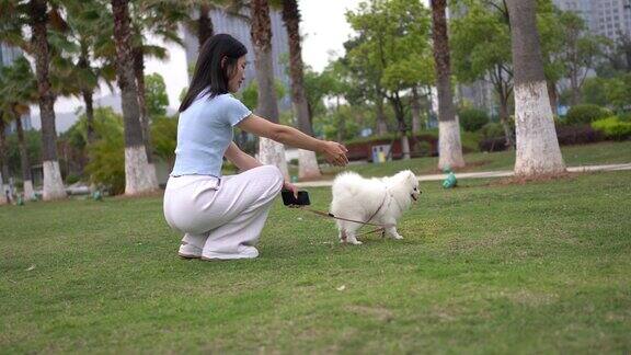 亚洲母女带着狗在公园散步