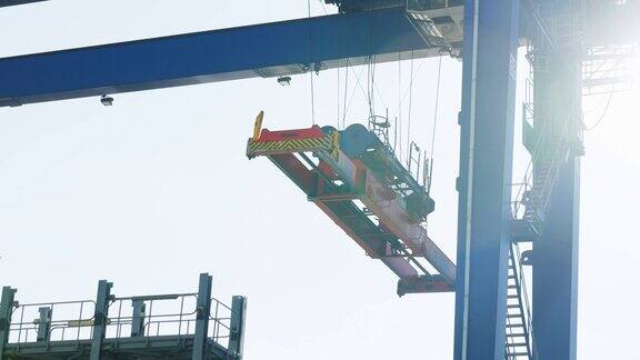 4K港口起重机吊起集装箱的画面在码头装卸货物
