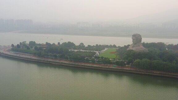 雨天长沙市著名岛屿滨江湾公园纪念碑航拍全景4k中国