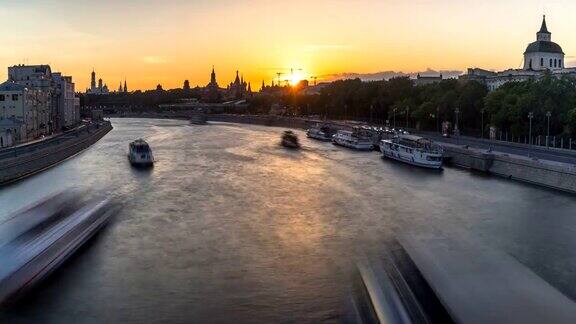 日落城市景色和莫斯科河上游船的运动时光流逝