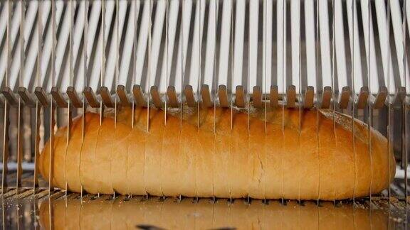 面包切片机在工厂锋利的刀子慢镜头切面包