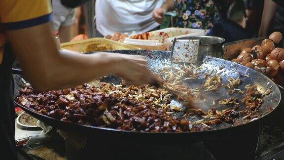 夜市街头小贩在煎胡萝卜饼