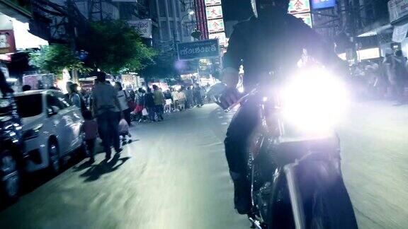 一个骑摩托车的男人在晚上骑摩托车