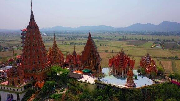 鸟瞰佛塔顶部金佛山(WatThamSeua)泰国寺庙在北碧府