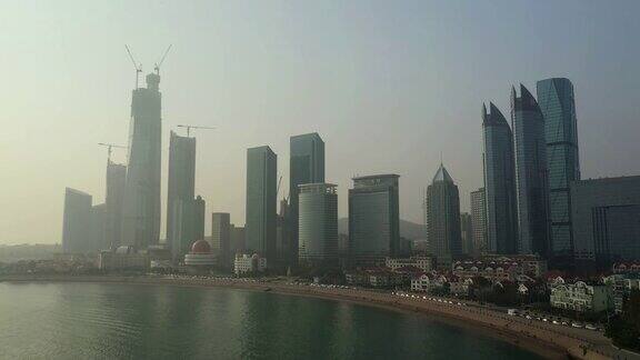 日落时分青岛市著名的市中心海湾建设航拍全景4k中国