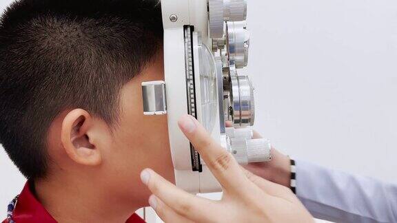 亚洲男孩有视力问题近视的症状