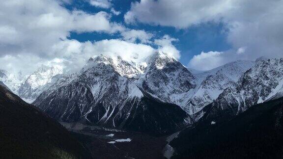 中国西藏冰川山景观的航拍画面