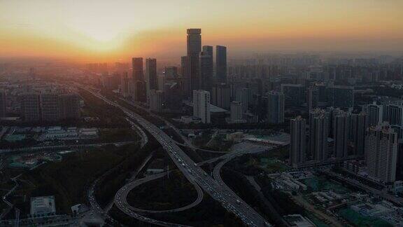 日落时城市交通的鸟瞰图
