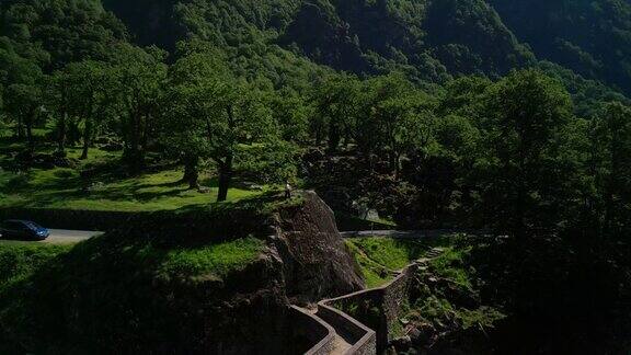 石制人行天桥横跨高山溪流
