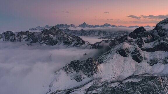 日出时四川西部的群山被云层包围
