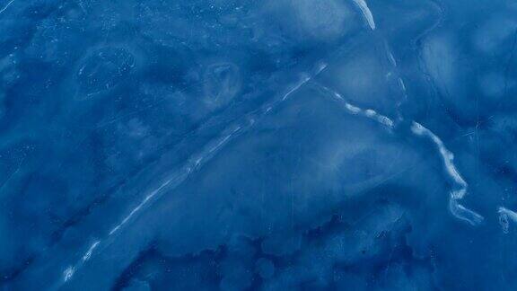 鸟瞰图冰冻的蓝色湖泊在冰岛海浪也冻结了