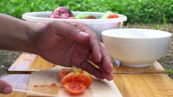 男人的手切西红柿片