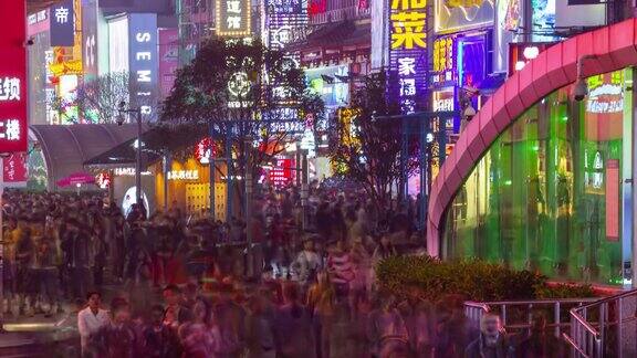 长沙市市中心夜间时间照亮拥挤的步行街屋顶全景时间跨度为4k中国