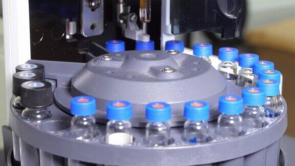 医学实验室的药物研究疫苗研制过程科学实验室自动机器对样品进行实验