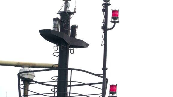 在意大利西西里岛的墨西拿港船顶上有三个红色的警笛