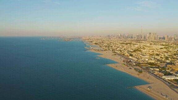 迪拜海岸海滩鸟瞰图与市中心海湾在阿拉伯联合酋长国或阿联酋智慧城市中的金融区和商业区摩天大楼和高层建筑