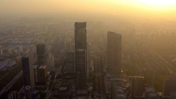 日落时城市全景的鸟瞰图