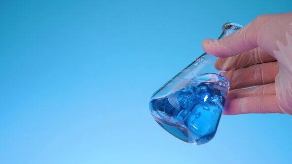 用蓝色液体摇动热水瓶