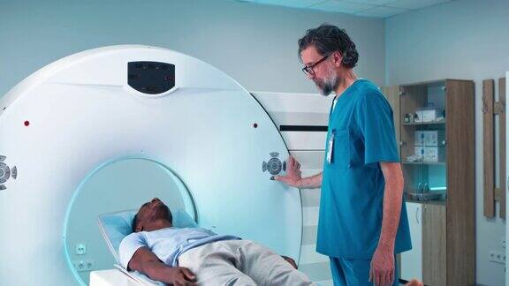 成熟的医生在CT扫描前咨询黑人病人