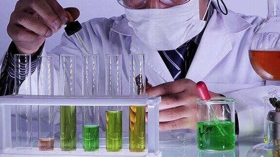 科学家将化学液体滴到试管中实验室化学或科学研究与发展