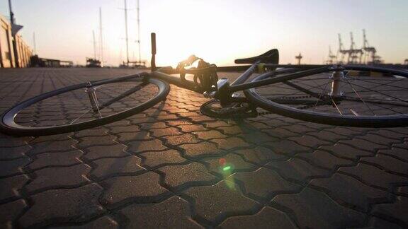 固定齿轮自行车在鹅卵石路上夕阳下摄影车拍摄