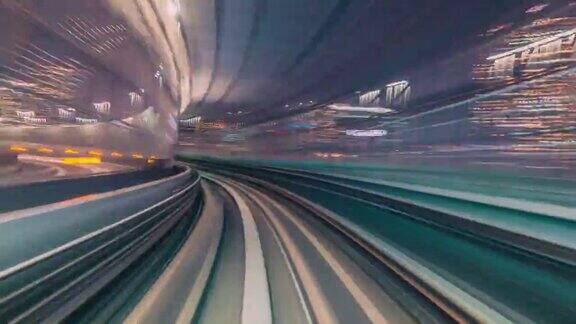 火车穿越未来霓虹灯城市的超慢速摄影