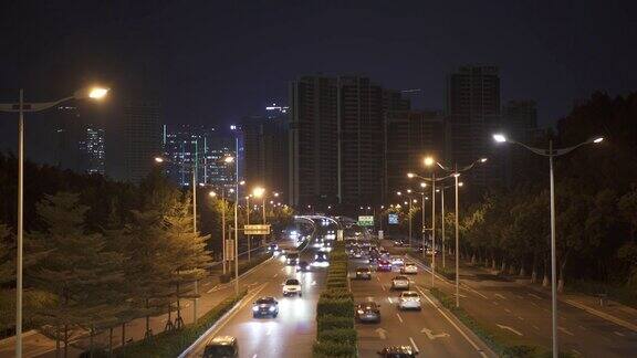 晚上城市高速公路上的车流量很大