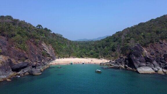 美丽的秘密海滩蝴蝶在果阿印度鸟瞰原始海滩与岩石海湾和海浪的碰撞