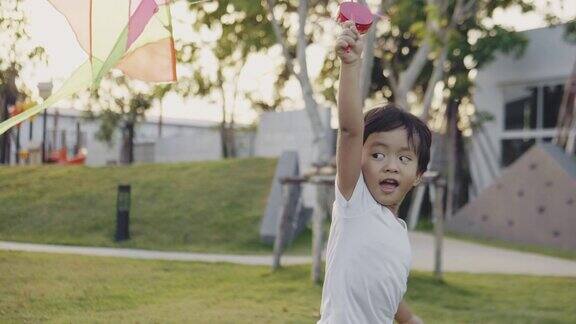 亚洲小男孩跑风筝自由概念夏季自然野外在阳光灿烂的一天