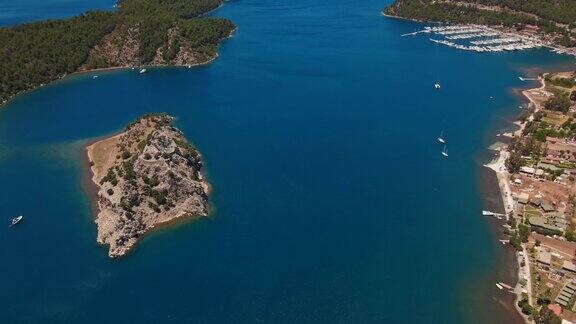 土耳其地中海海岸鸟瞰图在海湾和岛屿上度假的游艇和船只夏天去海边旅行