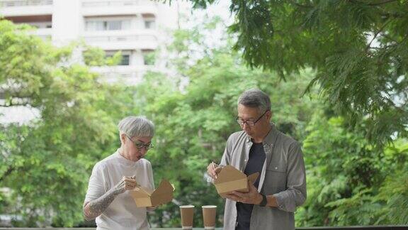老年人喜欢用喂食箱来帮助减少全球变暖